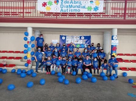 Foto de familia con niños y niñas, padres y madres y personal de la Asociación Soy tu voz