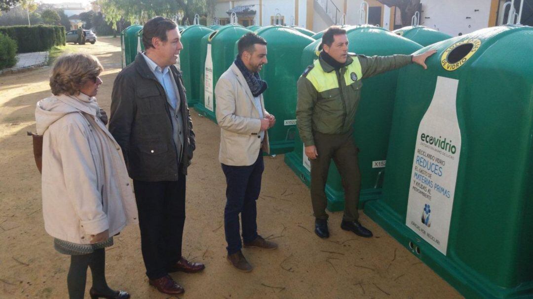 Instalación de nuevos contenedores de Ecovidrio en Jerez