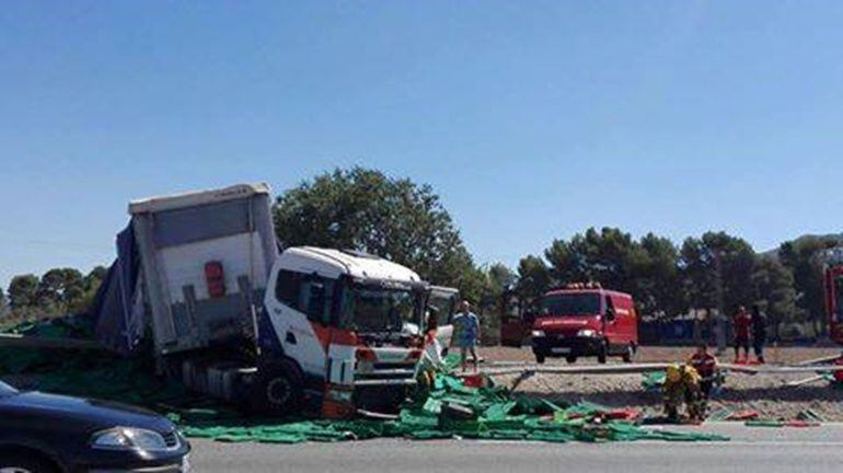 Accidente de un camión en la A-31 en Villena