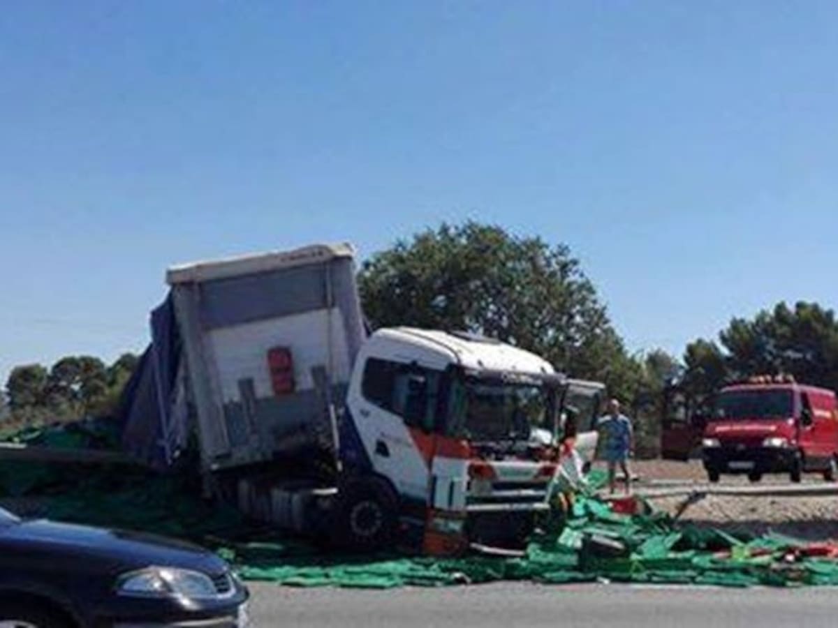 El vuelco de un camión provoca importantes retenciones en la A-31 en Villena