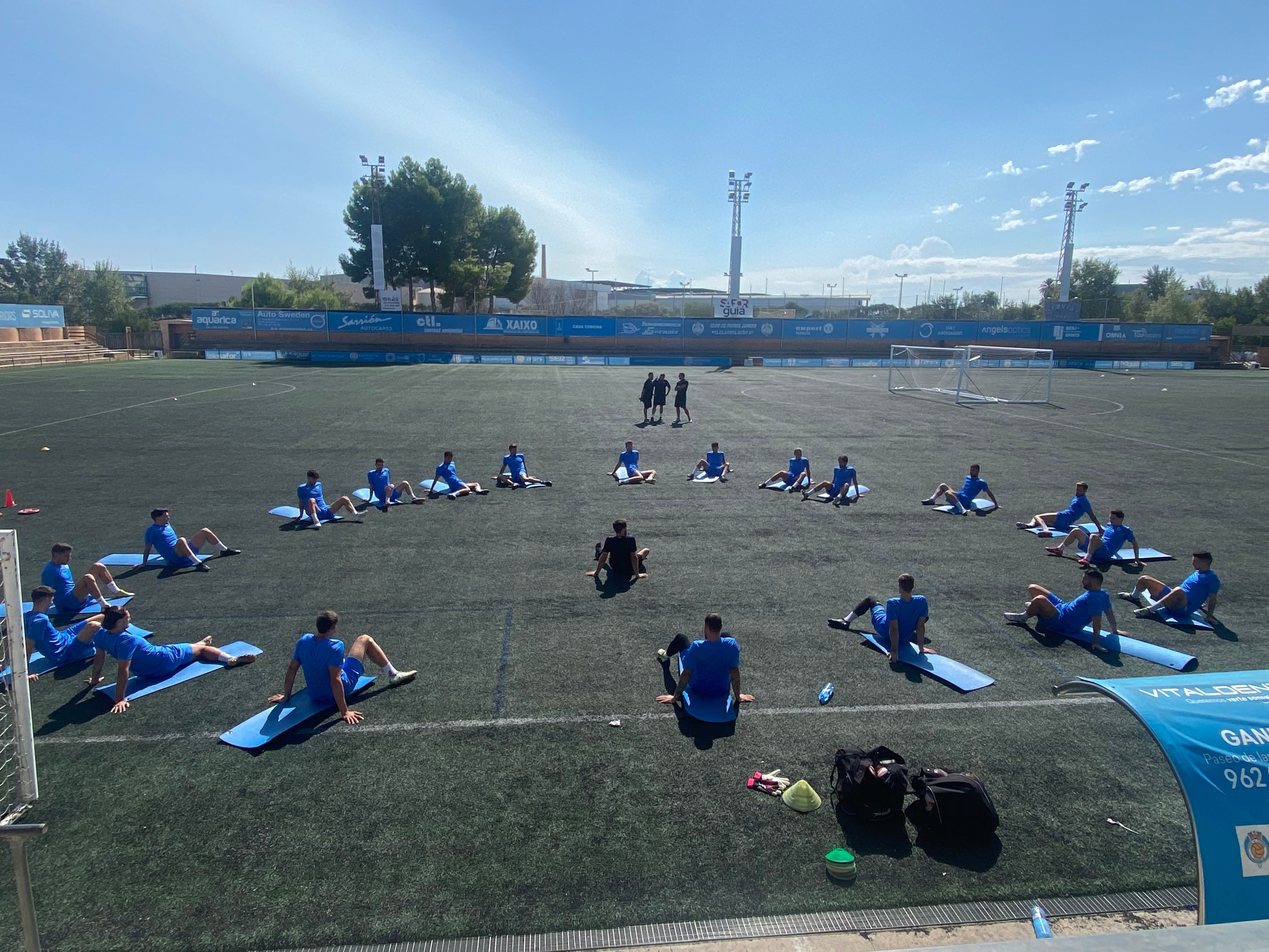 Estiramientos de lo jugadores del CF Gandia