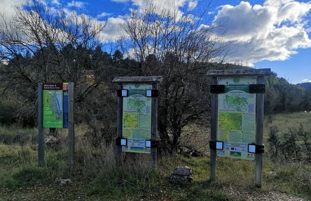 Varios senderos recorren los parajes de Cueva del Hierro.