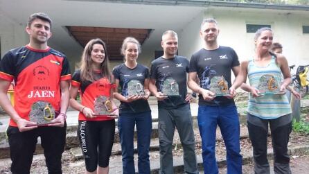 Todos los premiados en el campeonato. Jesús y Fátima a la izquierda, con el trofeo de vencedores.