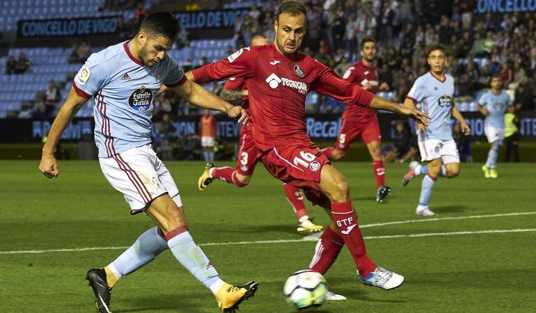 Maximiliano Gomez (i) dispara a puerta ante la oposición de Juan 'Cala' durante el partido de la primera vuelta en Balaídos. 