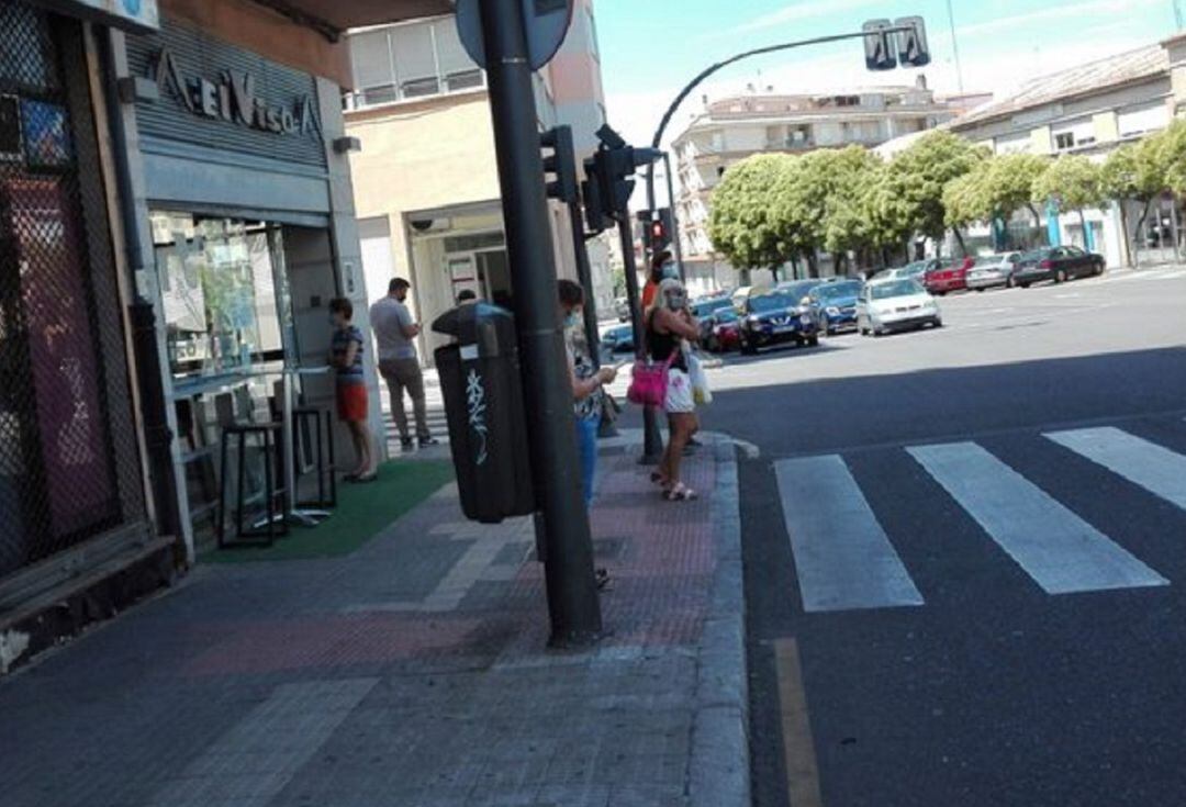 Zamoranos por las calles de la ciudad con mascarilla