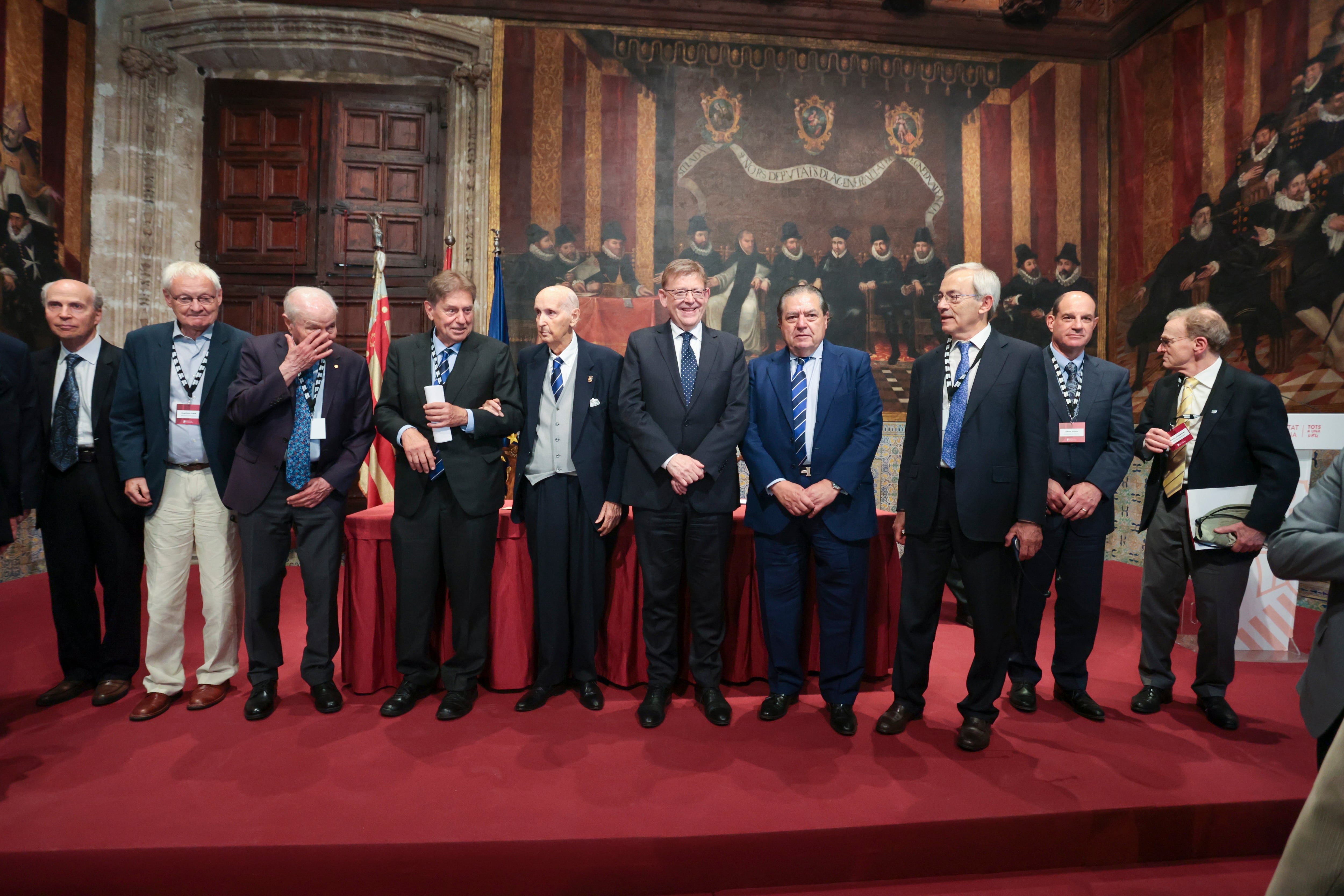 En la imagen,el president Ximo Puig (c) ,junto a parte del jurado tras el acto en el Palau de la Generalitat