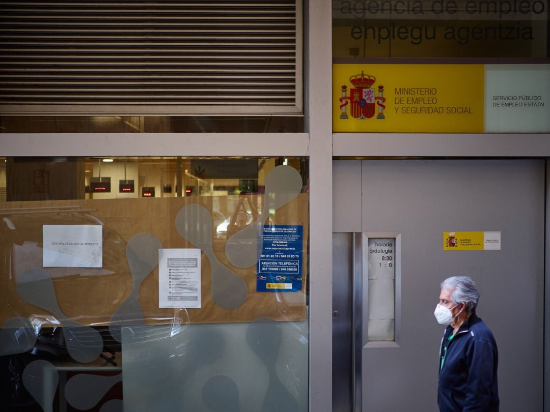 Un hombre pasa frente a una oficina de empleo en Pamplona el día en que el número de parados registrados en Navarra ha ascendido en abril en 3.077 personas respecto al mes anterior