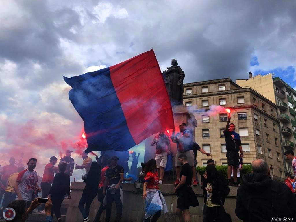 Aficionados de la U.D. Ourense celebraban con bengalas el ascenso