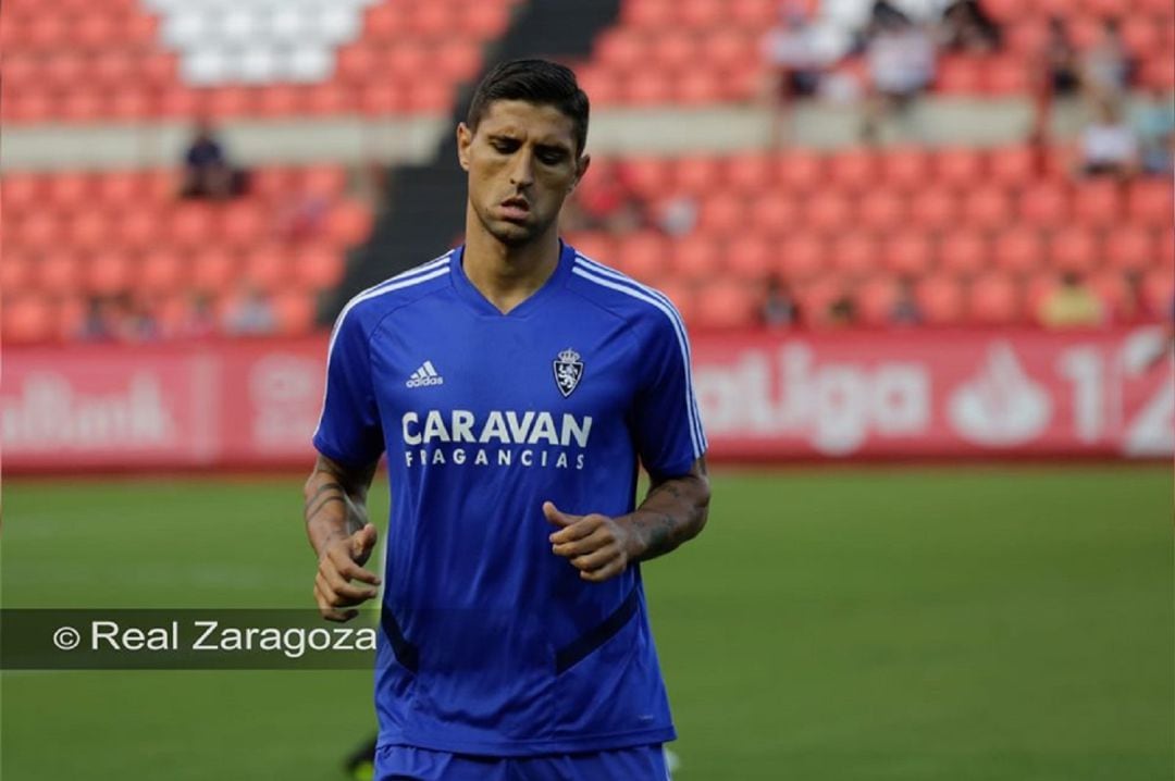 Simone Grippo caléntando en el Nou Estadi antes de jugar contra el Nástic 