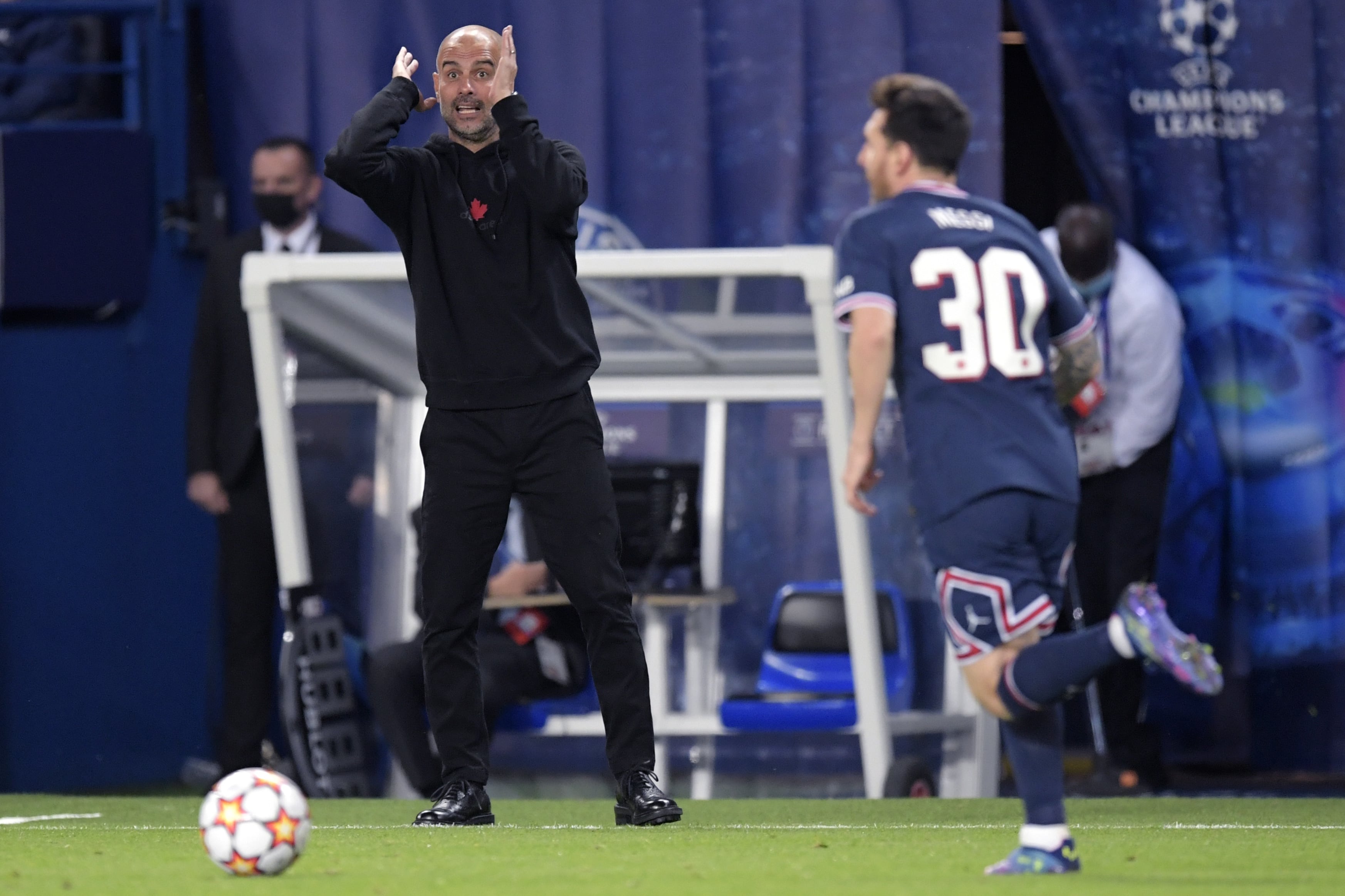 Pep Guardiola y Leo Messi durante un partido de Champions entre Paris Saint Germain y Manchester City