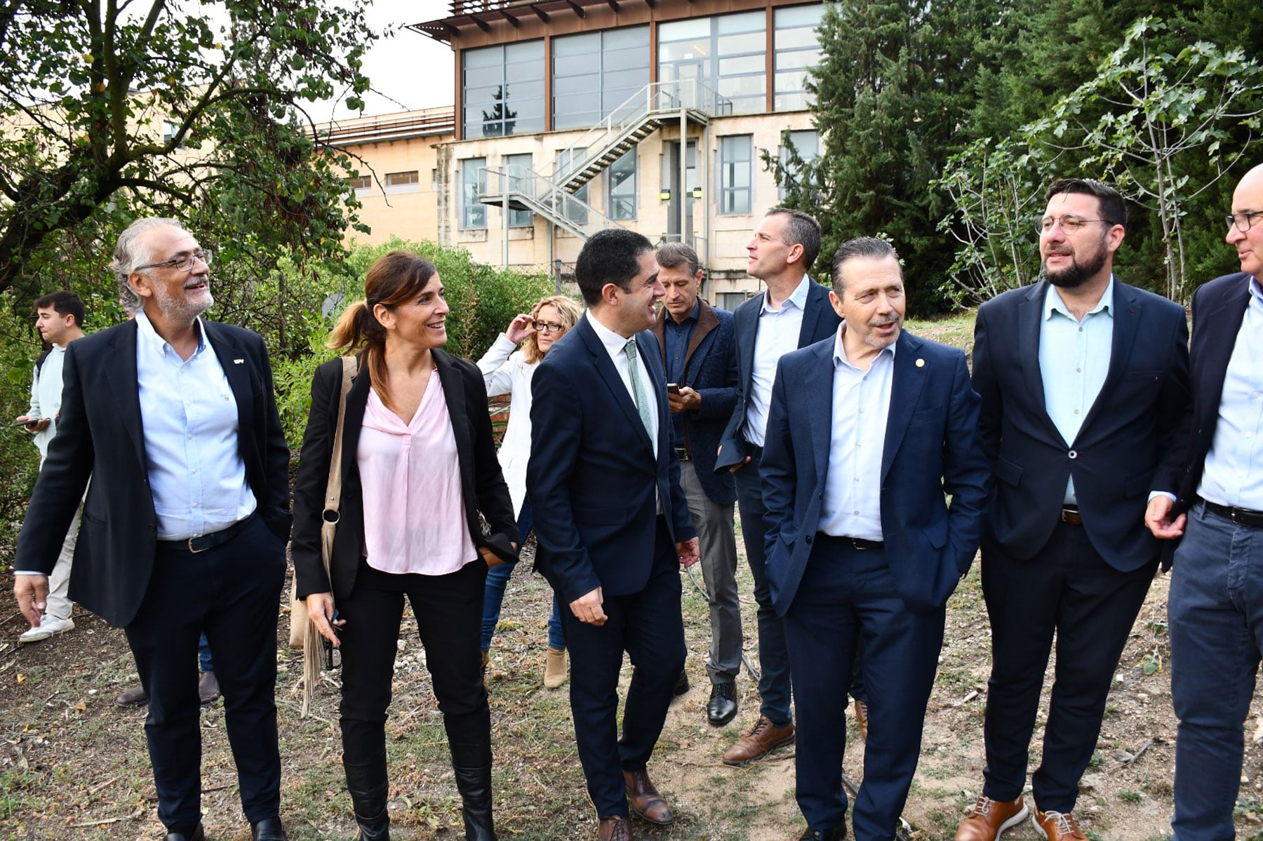 El rector José Capilla y el alcalde, Toni Francés, junto al resto de autoridades durante su recorrido por el jardín cercano al campus