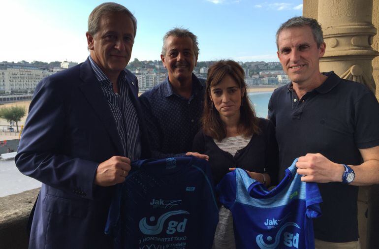 Antxon Iruretagoyena (Rotary Club), Gabriel Sola (Grupo Delta), Leire Landa (Ayuntamiento San Sebastián) y Jon San Sebastián (Jakintza) posan con la camiseta de la prueba en el balcón del consistorio donostiarra