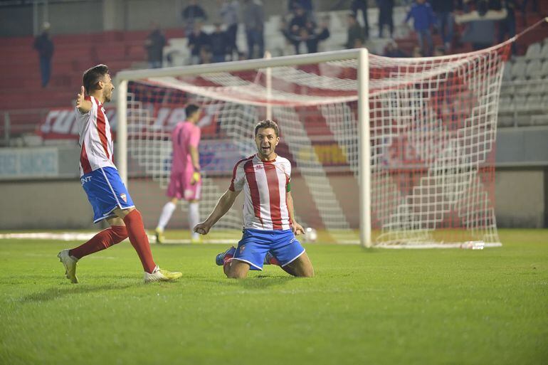 Máiquez festeja un gol junto a Melchor.