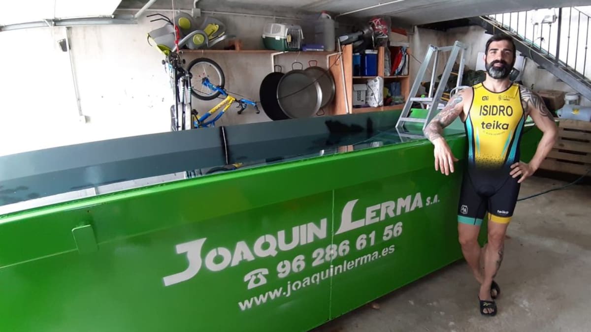 Un triatleta se entrena en un contenedor