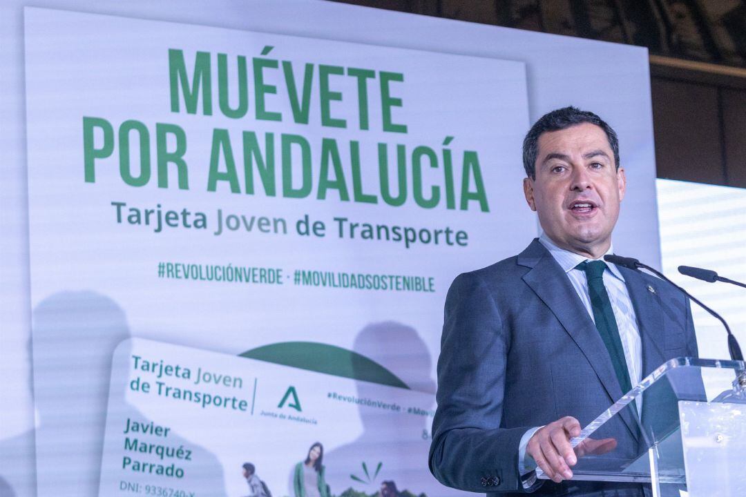 El presidente de la Junta de Andalucía, Juanma Moreno, durante la presentación de la nueva Tarjeta Joven de Transporte.