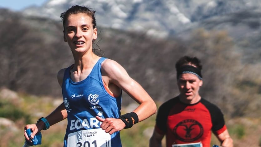 Dalia Alonso en pleno esfuerzo por la sierra de Candeleda