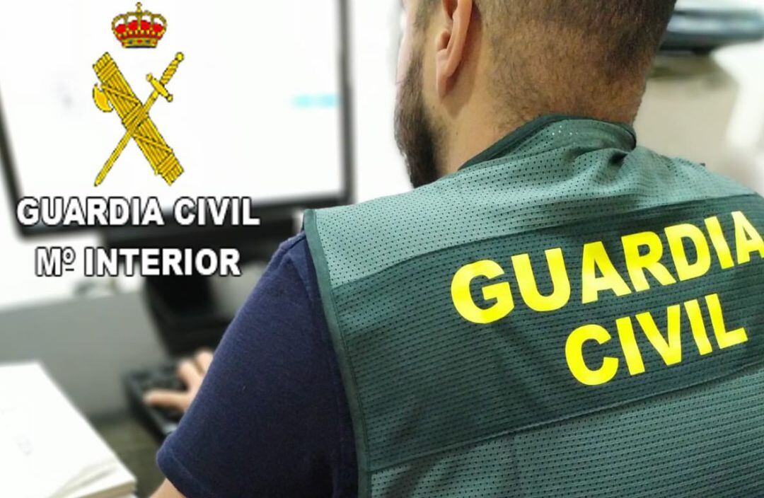 Un agente de la Guardia Civil en labores de investigación