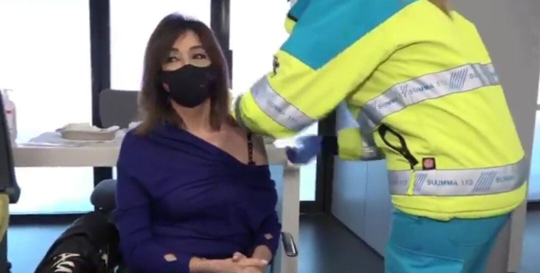 Ana Rosa Quintana en el momento que recibía la vacuna de AstraZeneca en el Wanda Metropolitano