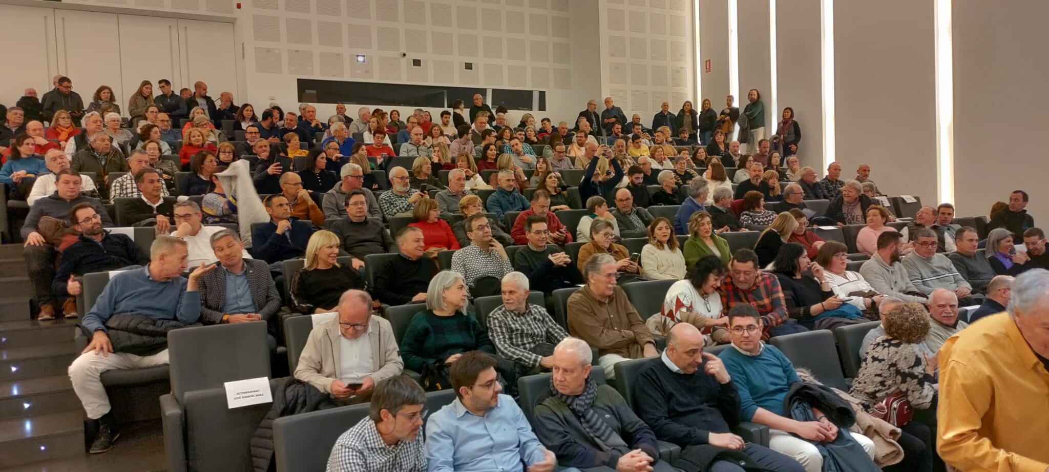 Així lluía el Centre Cultural Caixa Ontinyent abans de l'inici de l'acte