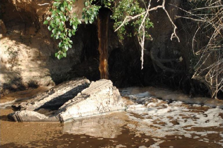 Espumas en el río debido a la contaminación del agua.