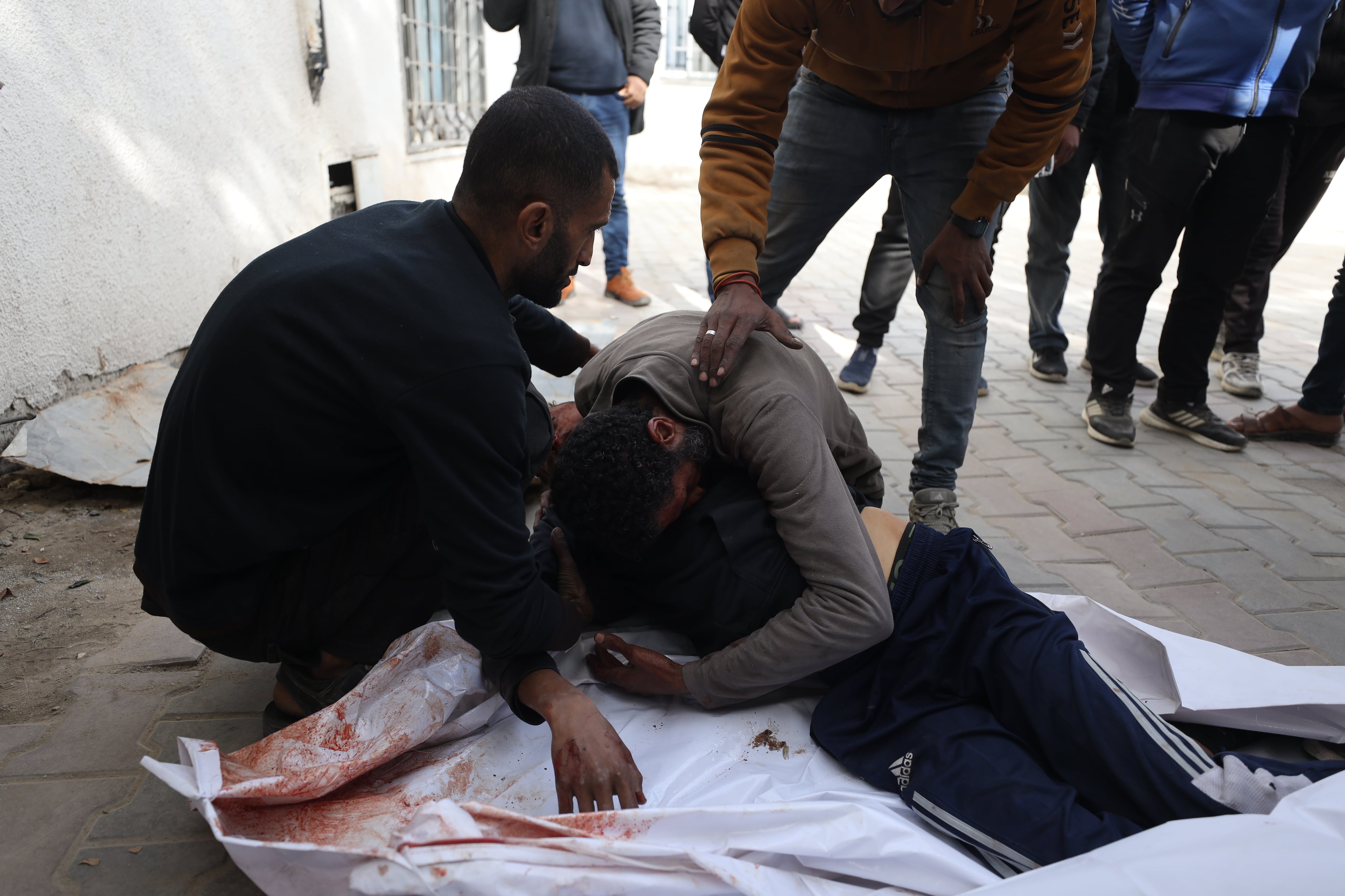 Familiares de adolescentes asesinados por Israel después de la explosión de una bomba junto a un hospital de la ciudad de Gaza