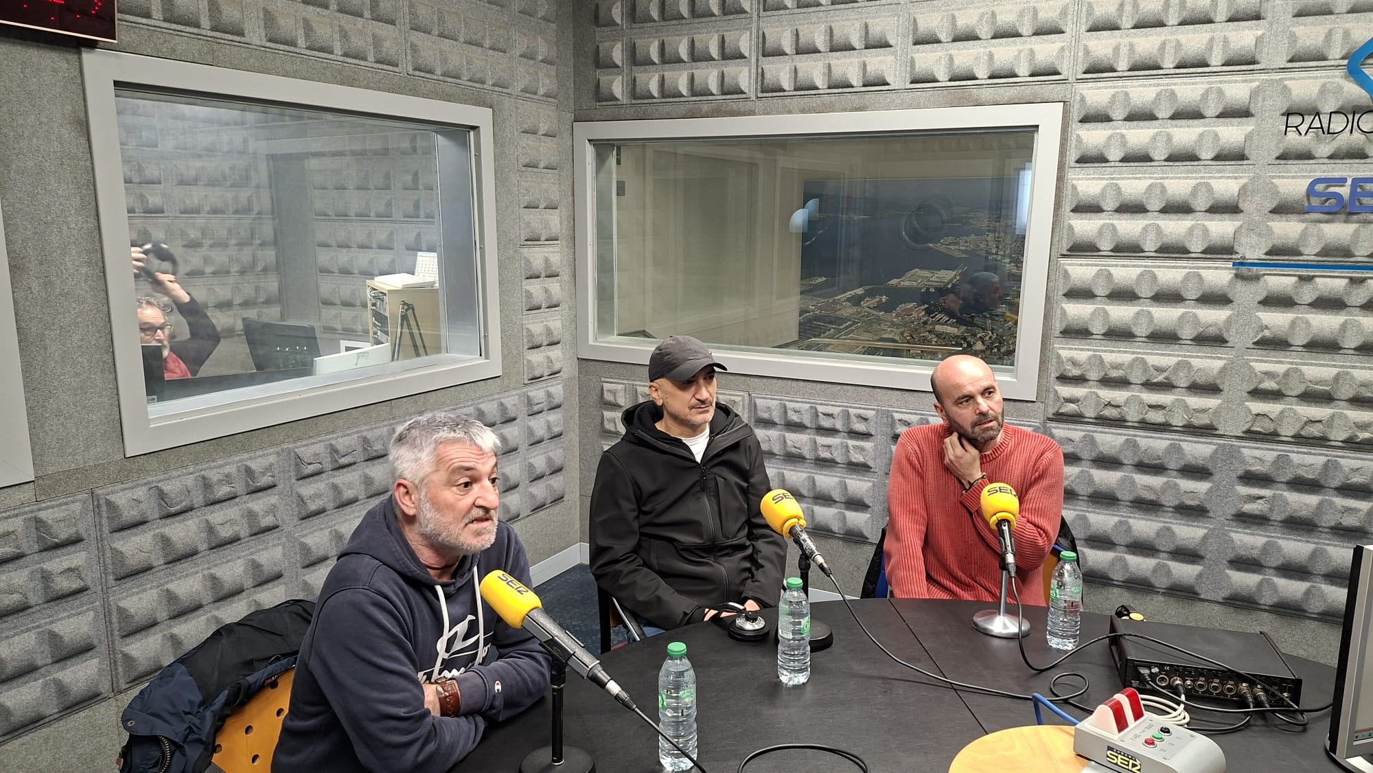 Doroxo Presbiçian en el estudio central de Radio Vigo, entrevistados por Jacobo Buceta.