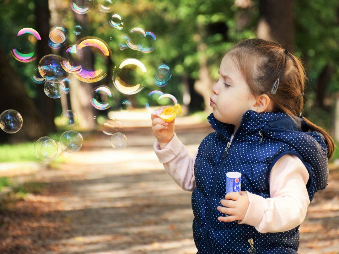 Una niña juega al aire libre