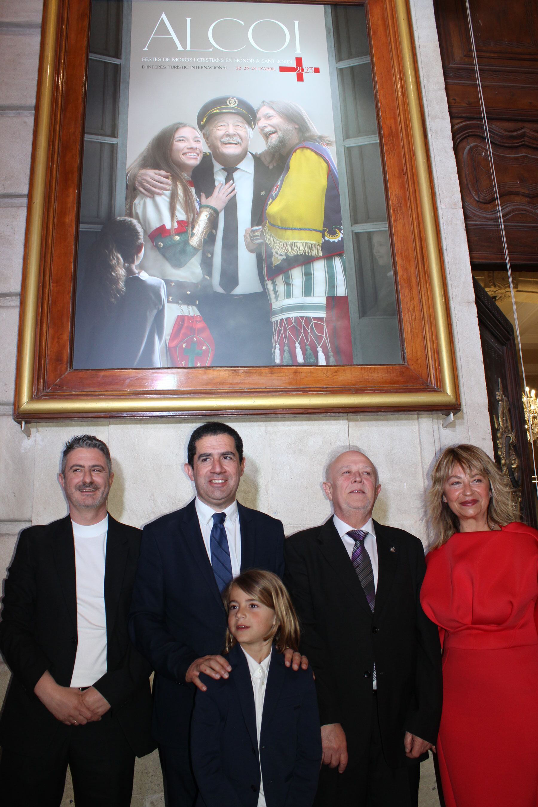 El autor del cartel Toni Miranda, el alcalde de Alcoy, Toni Francés, el presidente de la ASJ, Juan José Olcina, la concejal de Fiestas, Carol Ortiz y el Sant Jordiet 2023, Nicolás Sánchez Linares
