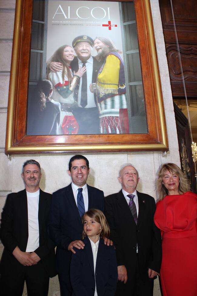 El autor del cartel Toni Miranda, el alcalde de Alcoy, Toni Francés, el presidente de la ASJ, Juan José Olcina, la concejal de Fiestas, Carol Ortiz y el Sant Jordiet 2023, Nicolás Sánchez Linares
