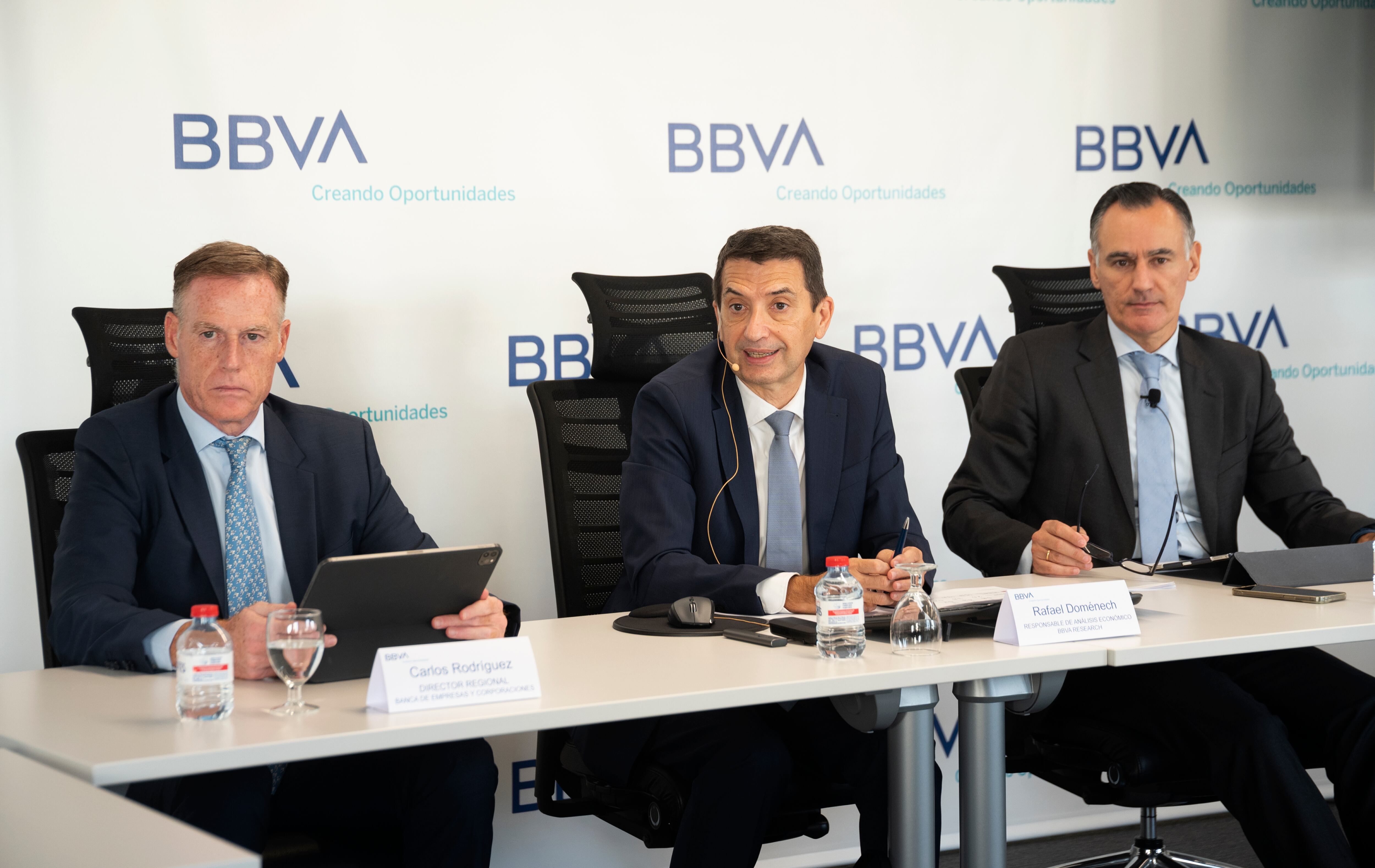 De izq a dcha: Carlos Rodríguez, director regional Este de BBVA, David Conde, Director Territorial Este de BBVA y Rafael Domenech, Responsable de análisis económico de BBVA Research