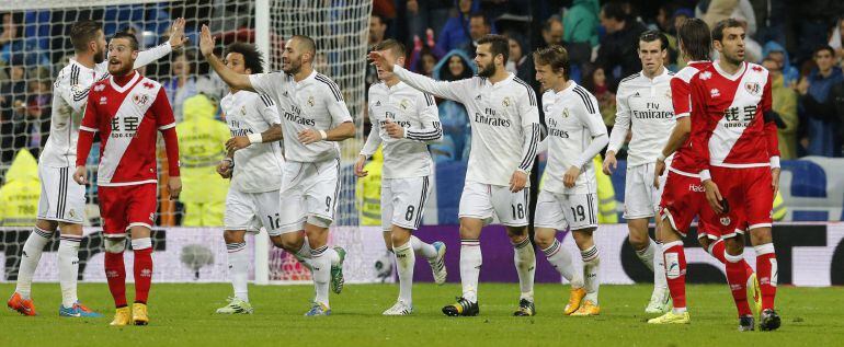 GRA345. MADRID, 08/11/2014.- Los jugadores del Real Madrid felicitan a Krim Benzemá (4-i) tras marcar ante el Rayo Vallecano, durante el partido de la undécima jornada de Liga en Primera División que disputan esta noche en el estadio Santiago Bernabéu, en