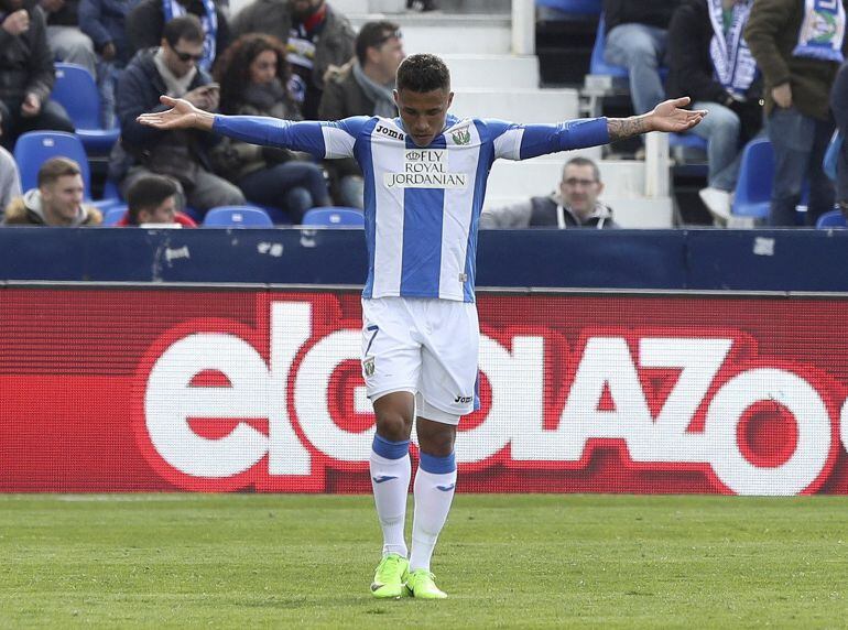 El centrocampista venezolano del CD Leganés Daniel Machís celebra su gol marcado ante el Granada CF.