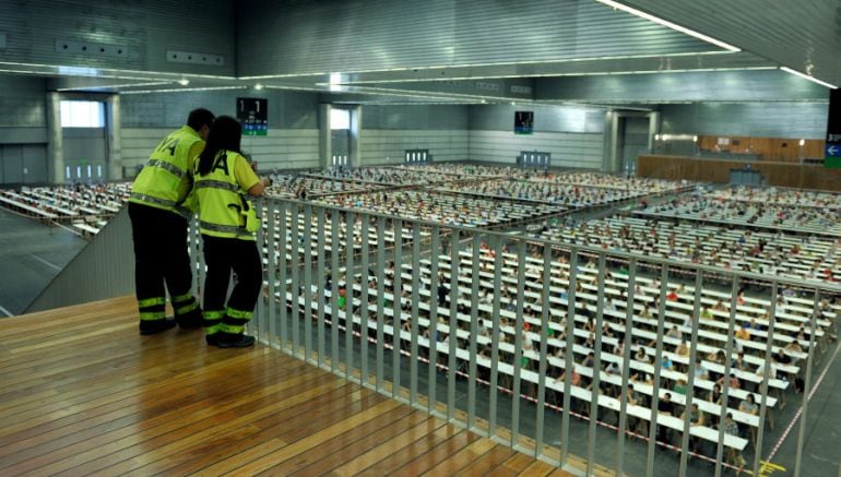 Opositores a la 23 promoción de la Ertzaintza en una examen en el BEC de Baracaldo