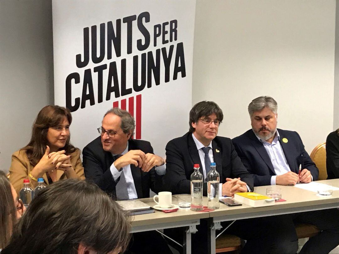 El presidente de la Generalitat, Quim Torra (2i), la portavoz de JxCat en el Congreso, Lausa Borrás (i), el presidente del grupo parlamentario Andrés Batet (d) y el expresident Carles Puigdemont (2d) durante una rueda de prensa sobre las conclusiones de la reunión de JxCat en Bruselas este lunes.