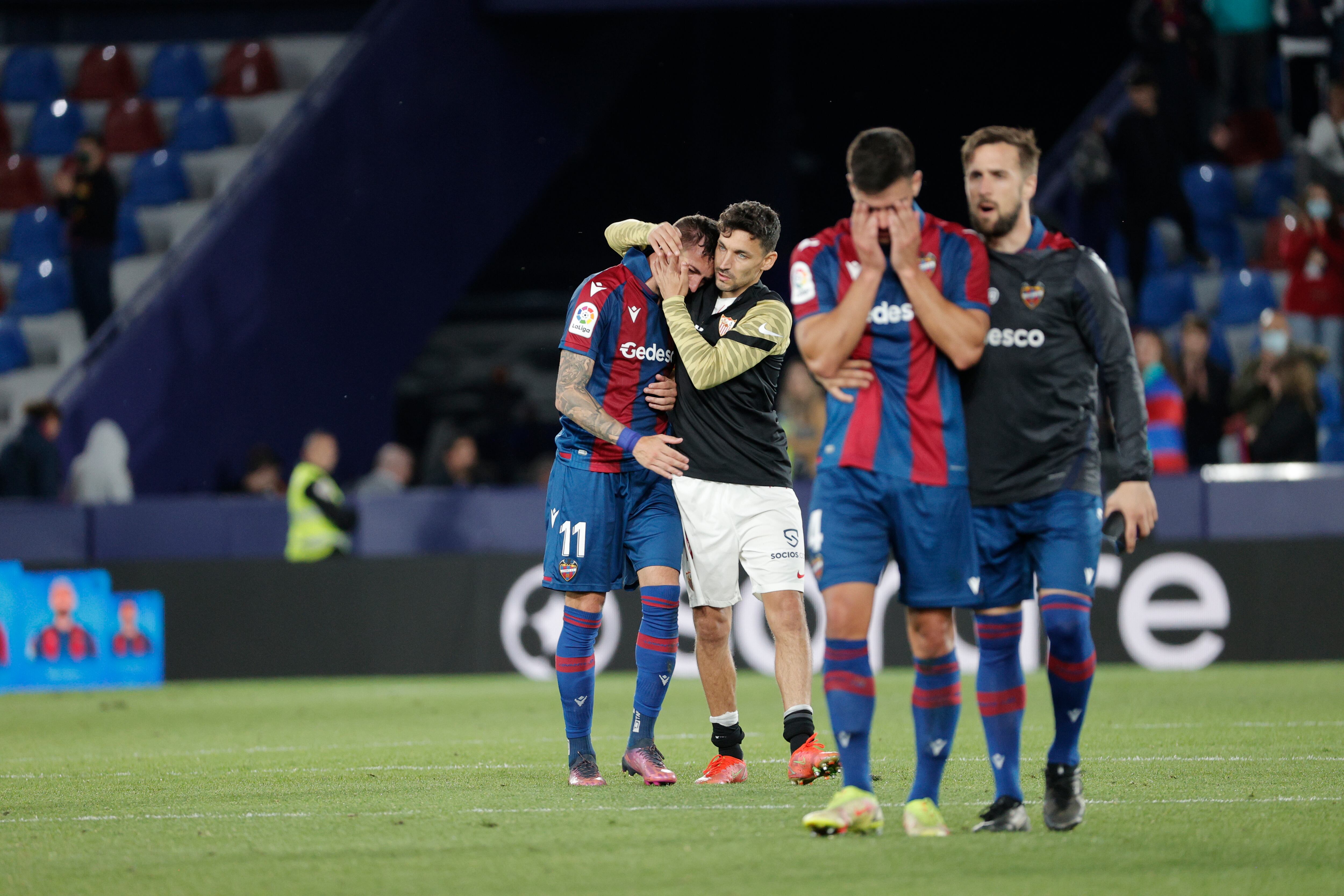 Los jugadores del Levante UD tras el partido de la jornada 33 en Liga en Primera División que Levante UD y Sevilla FC jugaron en el estadio Ciudad de Valencia. EFE/Manuel Bruque