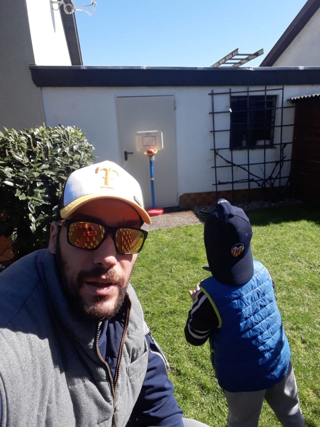 Gedeon Guardiola ya juega con sus hijos tras recibir el alta