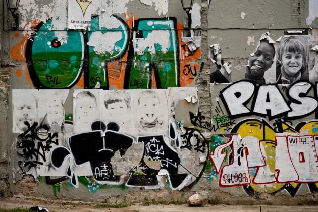 Restos de imágenes de niños de Barcelona colgados en el barrio gótico. Hace dos años, las familias de la escuela pública del barrio habían hecho un mural para exigir un patio de recreo. La presión del turismo y la reciente burbuja en el mercado de alquiler ha llevado a una expulsión gradual de los vecinos