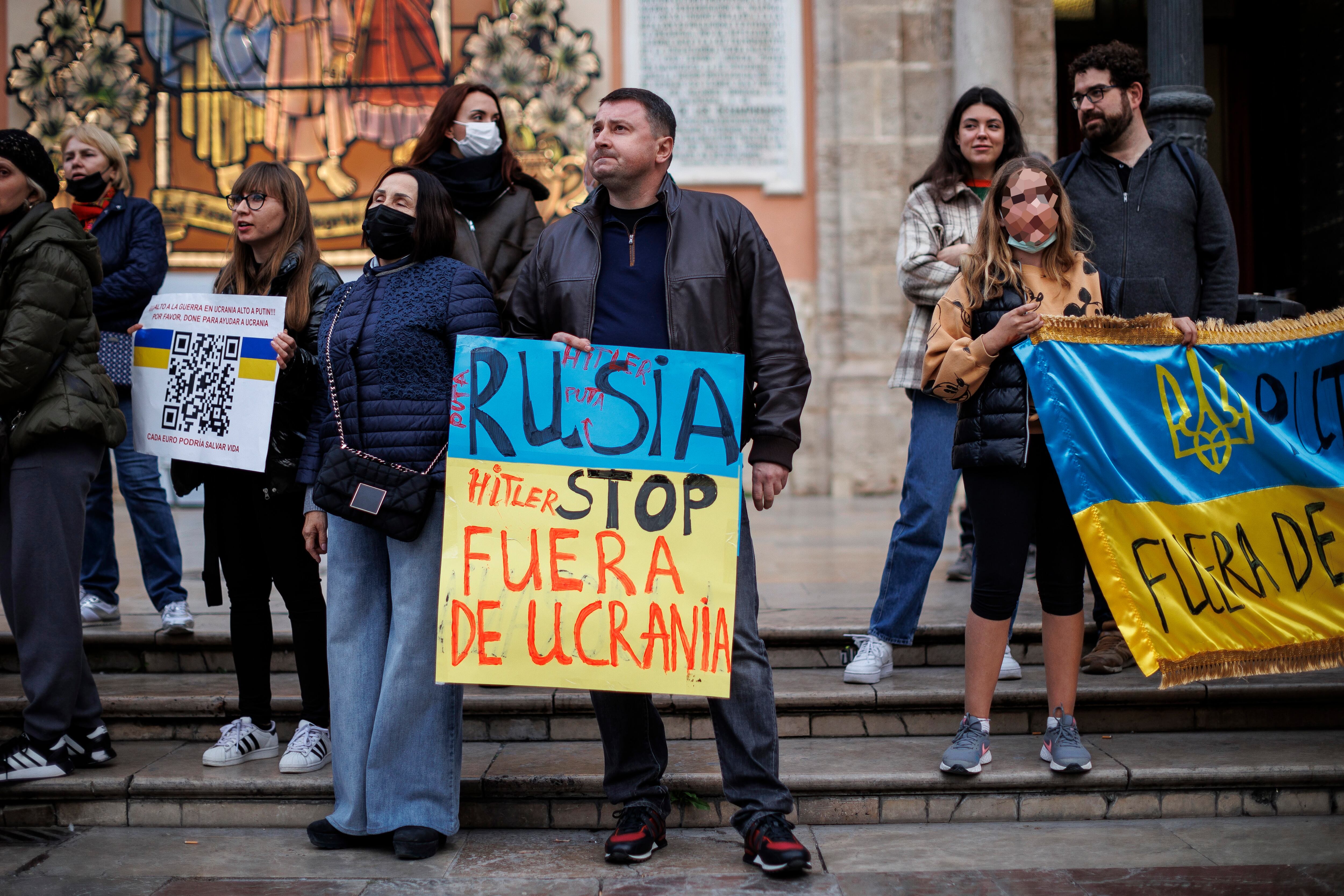 Parte de la comunidad ucraniana de València se concentró el pasado jueves en la plaza de la Virgen en protesta por la guerra iniciada por Rusia en Ucrania.