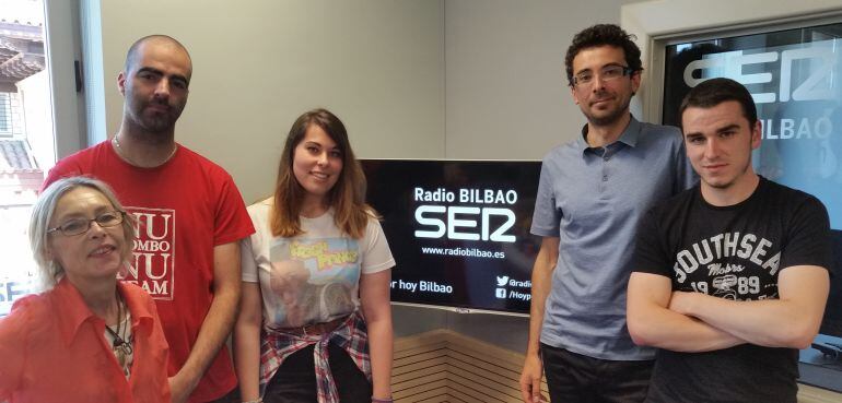 Alicia Otxandategi, Ander, Veronica Otxandio, Sergio García y Hako en los estudios de Hoy por Hoy Bilbao