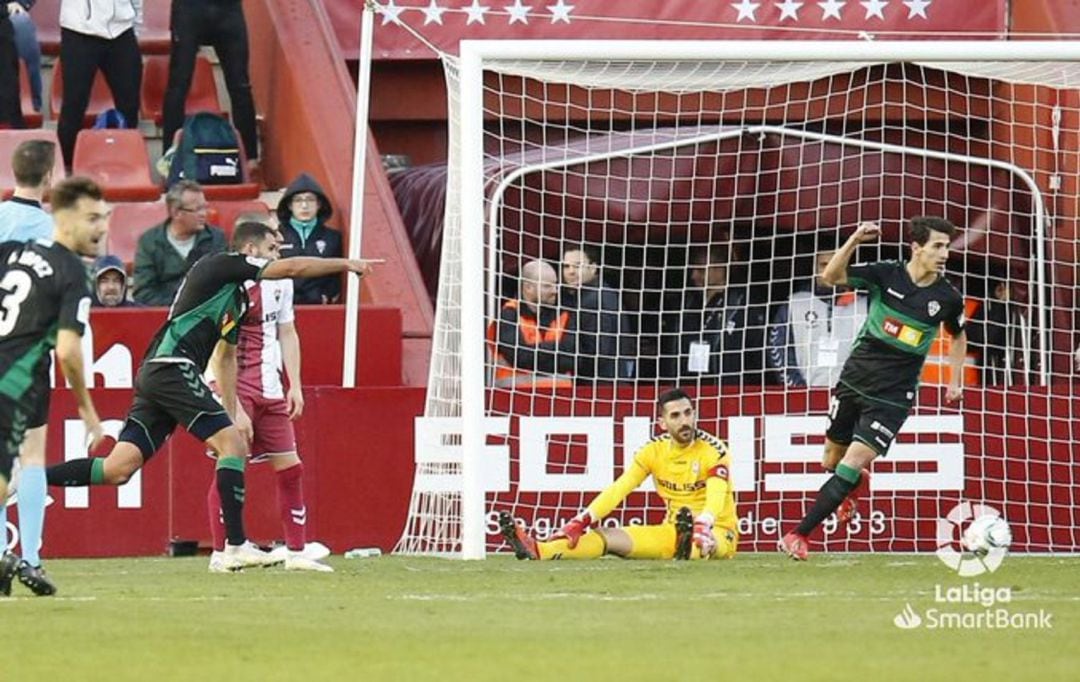 Los jugadores del Elche celebran el gol de la victoria anotado por Yacine