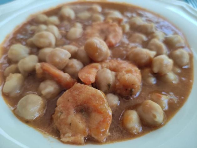 Garbanzos con langostinos de Mamá Lurde