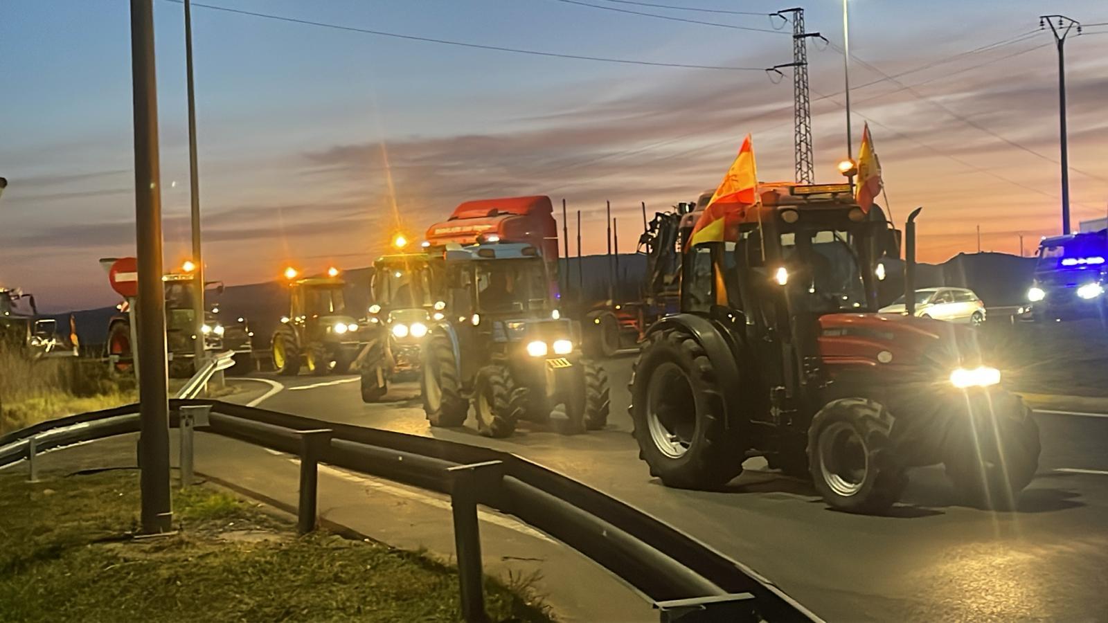 Los agricultores continúan con sus protestas en La Rioja y han vuelto a salir con sus tractores a la carretera.