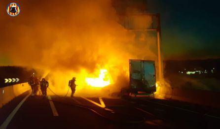 Incendio de un camión en la A-3, a la altura de Bunyol, este lunes a primera hora de la mañana.