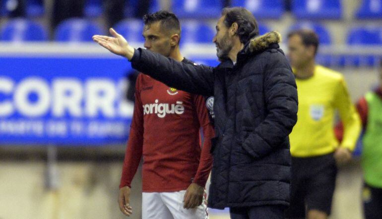 Vicente Moreno, dando instrucciones a uno de sus jugadores durante el partido de Copa del Rey ante el Alavés