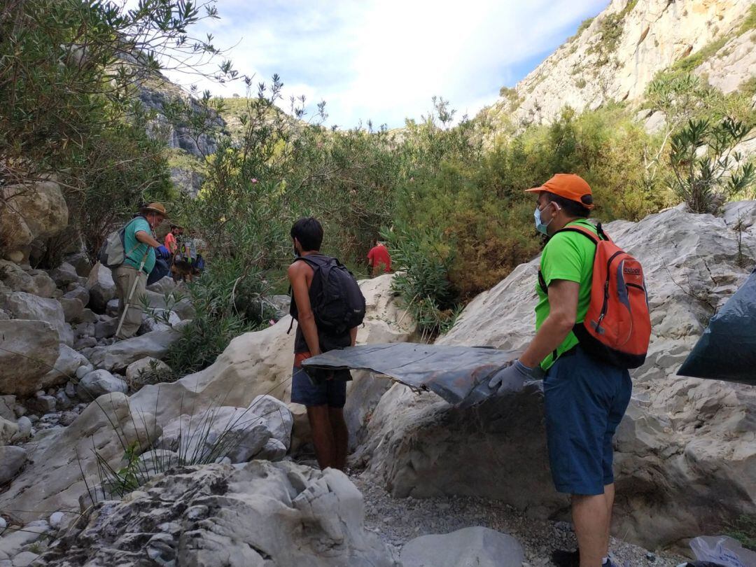 Trabajos de limpieza en el Racó del Duc en Villalonga 