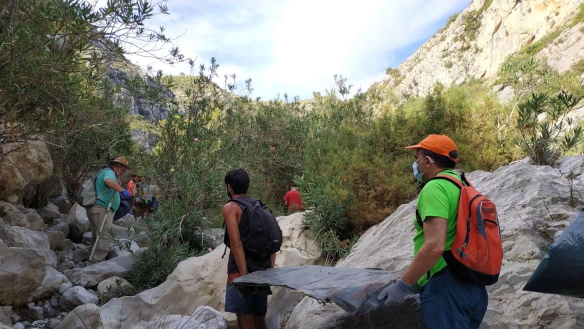 Un grupo de 40 voluntarios limpia de basura el Racó del Duc