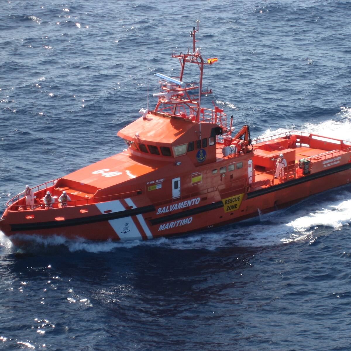 Salvamento evacua a una mujer que se golpeó contra unas rocas en la isla de Ons