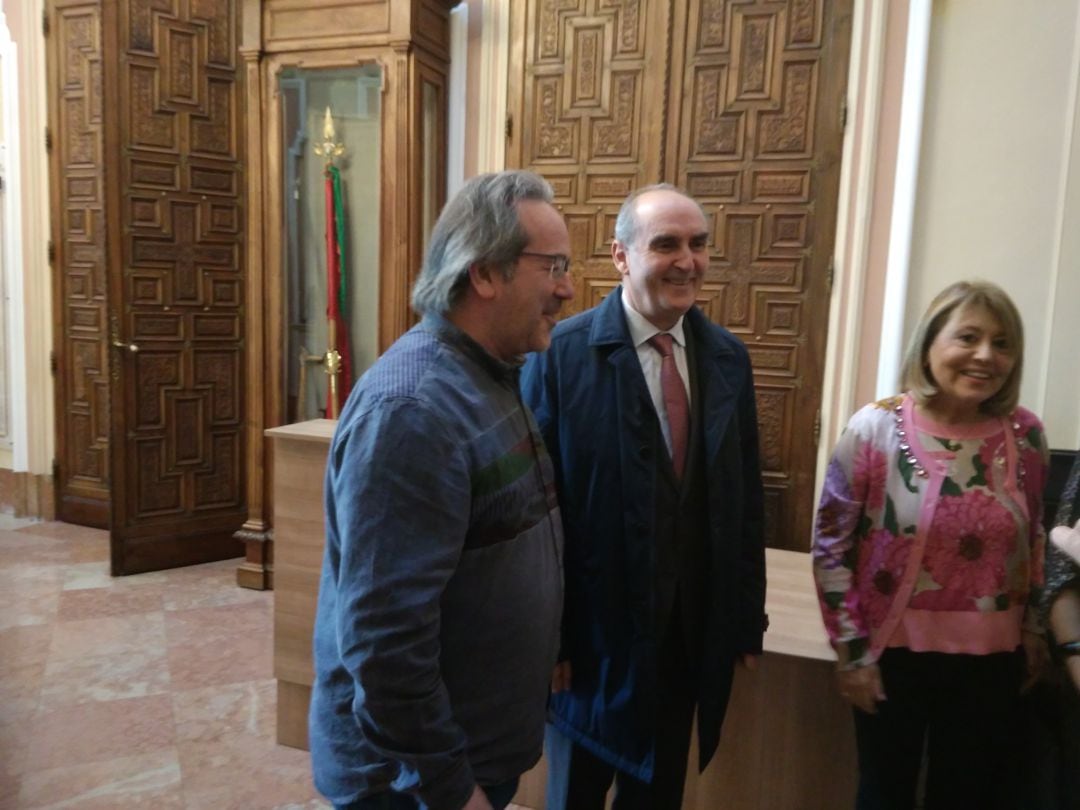 El alcalde de Zamora, Francisco Guarido, junto al Procurador del Comun de Castilla y León, Tomás Quintana, y la portavoz de la Asociación Unidos contra el Cancer, Pilar de la Higuera