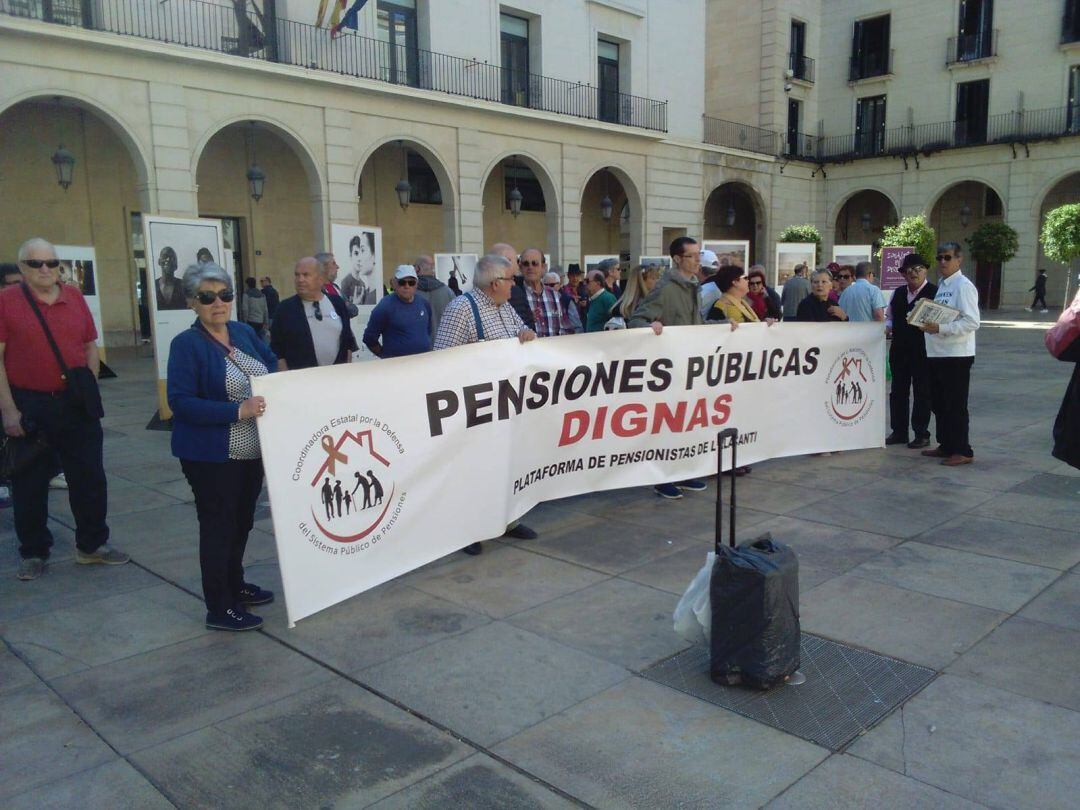 Varios pensionistas se concentran, como cada lunes, a las puertas del Ayuntamiento de Alicante, reivindicando pensiones dignas y contra la precarización.