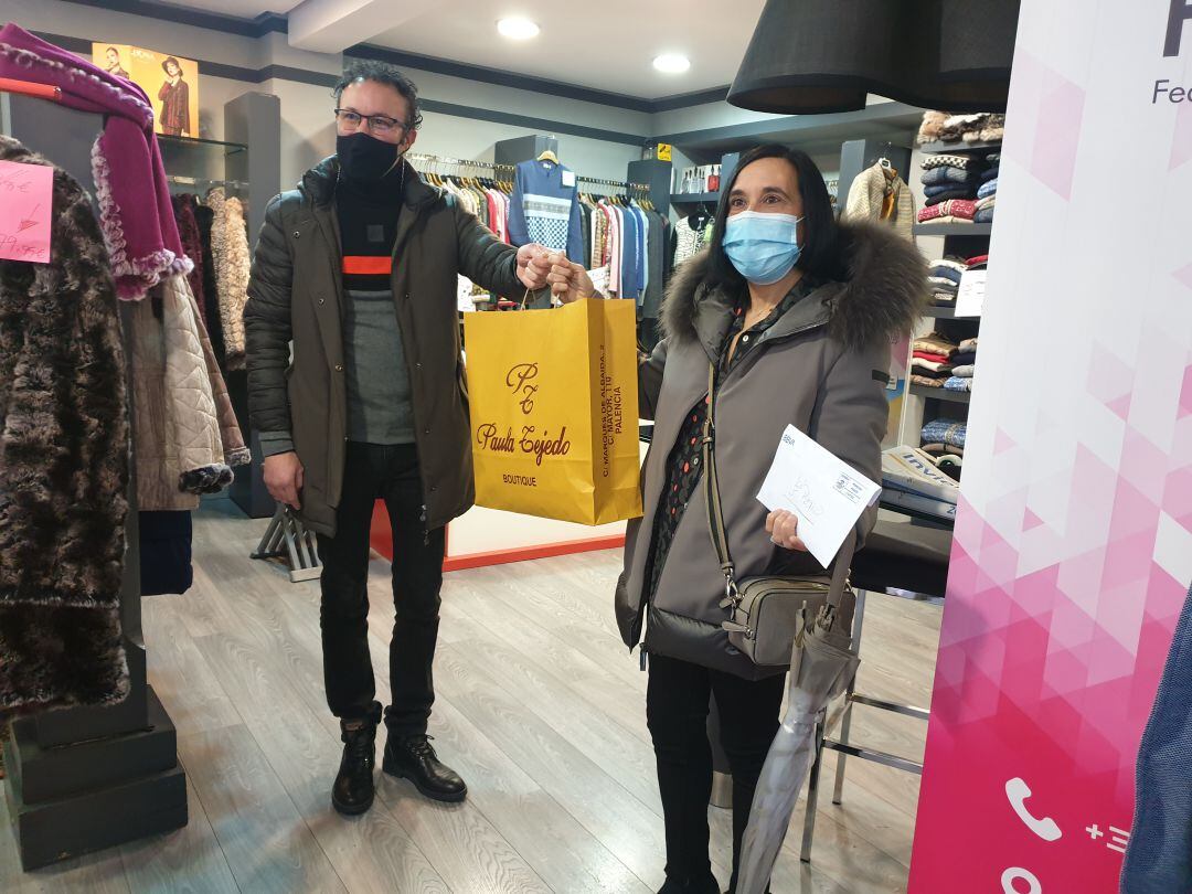 La ganadora de 'Un día entre 10.000 euros' se va de compras por el comercio palentino